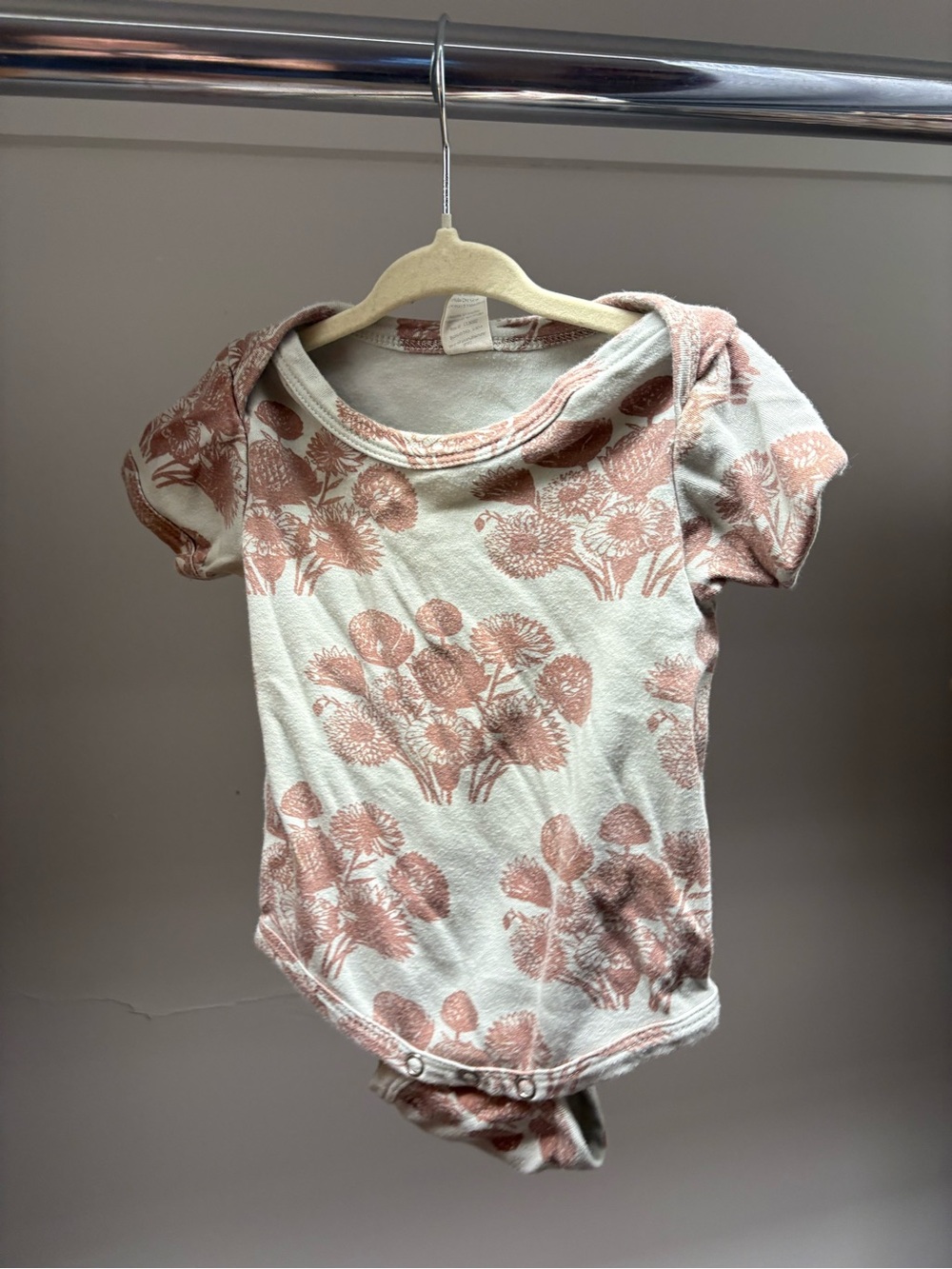 kate quinn Dusty Rose Floral Short-Sleeve Bodysuit in Cream